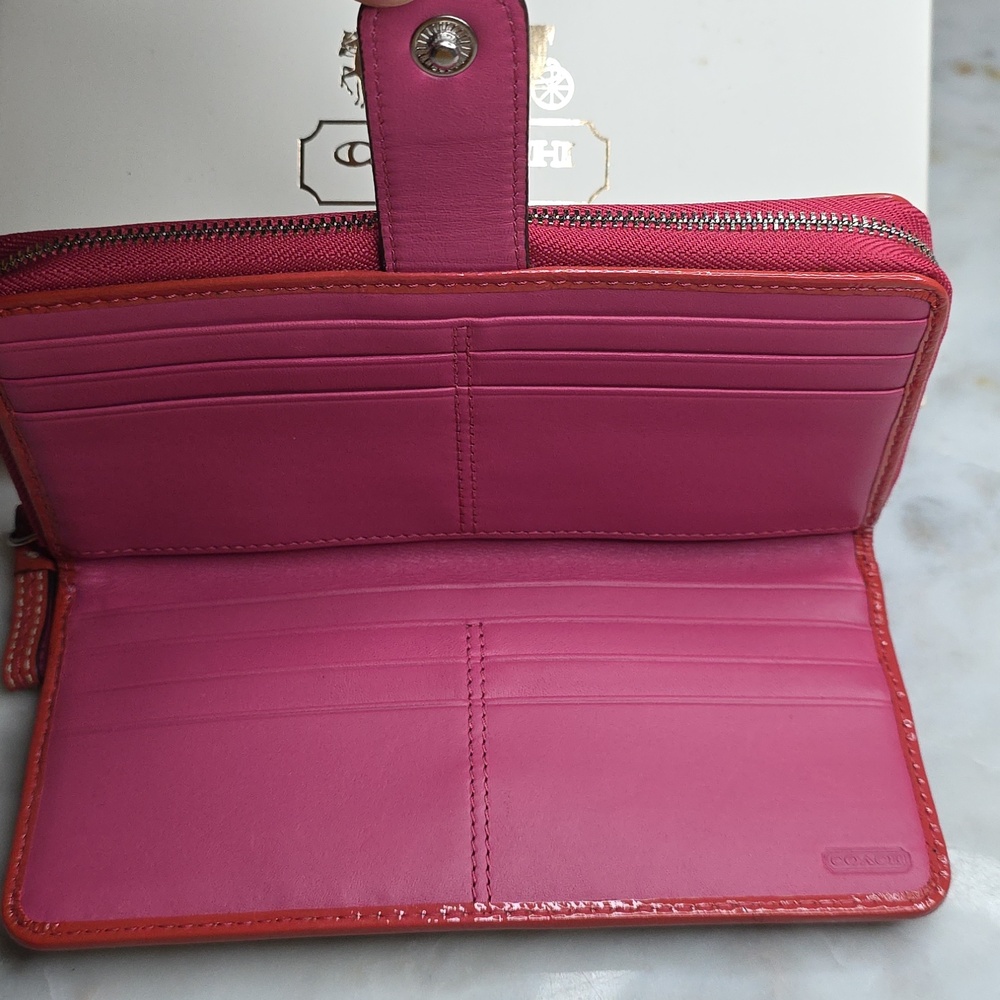 Coach signature canvas wallet with pink leather and a pink accent stripe - Picture 8 of 14